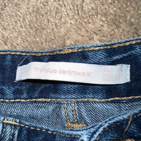 Zara Women’s Distressed Medium Wash Raw Hem Jean Shorts Size 6 - Picture 3 of 6